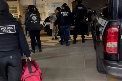 Polícia Civil / Divulgação Operação em Vacaria mira organização criminosa liderada por hacker e investigada por estelionato e fraudes bancárias. Grupo age sob comando de um homem de 26 anos, que atua com outras seis pessoas. Agentes cumprem mandados de prisão e bloqueio de R$ 8 milhões em contas bancárias.<!-- NICAID(16304070) -->