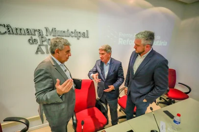 Porto Alegre, RS 09/3/2023: O prefeito Sebastião Melo, acompanhado do ex-governador, Germano Rigotto, e do vereador, Ramiro Rosário, participou, na manhã desta quinta-feira (09), na Câmara Municipal de Vereadores, de reunião da Frente Parlamentar da Reforma Tributária. Foto: Alex Rocha/PMPA