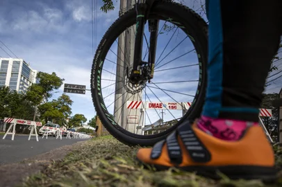 Porto Alegre, ES, Brasil - Trecho da ciclovia localizada na Avenida Ipiranga junto ao arroio Dilúvio desmoronou, DMAE fez um desvio sinalizado.Indexador: Jefferson Botega<!-- NICAID(15485425) -->