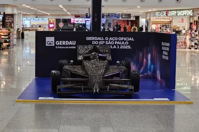 Gerdau expõe réplica de carro de Fórmula 1 feita em aço no aeroporto Salgado Filho<!-- NICAID(16011776) -->