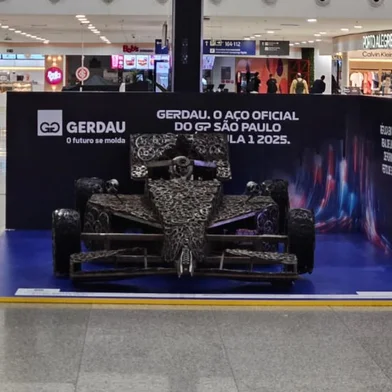 Gerdau expõe réplica de carro de Fórmula 1 feita em aço no aeroporto Salgado Filho<!-- NICAID(16011776) -->