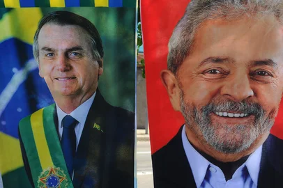 CAXIAS DO SUL, RS, BRASIL, 28/10/2022. Comércio de bandeiras e toalhas de Lula e Bolsonaro movimenta Caxias do Sul antes do segundo turno das eleições. (Bruno Todeschini/Agência RBS)<!-- NICAID(15248886) -->
