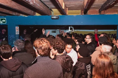 Na próxima terça-feira, dia 18 de março, às 19h30, o documentário "Boa Noite Paralela" será lançado em sessão de exibição no cinema Ulysses Guimarães, no Centro de Cultura Ordovás. Em maio, completam dois do encerramento das atividades da Paralela, que estava localizada no icônico endereço da rua Tronca. O documentário aborda a transformação cultural que o local gerou para uma geração de pessoas, com histórias sendo relembradas e relatos emocionados, revivendo o que foram os últimos momentos daquele maio de 2023.O documentário “Boa Noite Paralela” contou com financiamento da Secretaria Municipal da Cultura de Caxias do Sul, por meio da Lei Paulo Gustavo e do Ministério da Cultura do Governo Federal.<!-- NICAID(15993001) -->