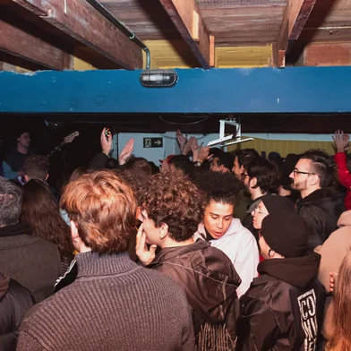 Na próxima terça-feira, dia 18 de março, às 19h30, o documentário "Boa Noite Paralela" será lançado em sessão de exibição no cinema Ulysses Guimarães, no Centro de Cultura Ordovás. Em maio, completam dois do encerramento das atividades da Paralela, que estava localizada no icônico endereço da rua Tronca. O documentário aborda a transformação cultural que o local gerou para uma geração de pessoas, com histórias sendo relembradas e relatos emocionados, revivendo o que foram os últimos momentos daquele maio de 2023.O documentário “Boa Noite Paralela” contou com financiamento da Secretaria Municipal da Cultura de Caxias do Sul, por meio da Lei Paulo Gustavo e do Ministério da Cultura do Governo Federal.<!-- NICAID(15993001) -->