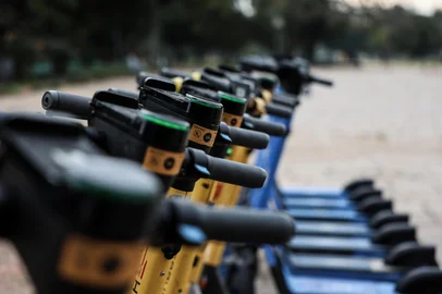 PORTO ALEGRE, RS, BRASIL - 16-07-2025: Aumento do uso de patinetes elétricos em Porto Alegre. Contudo, as operadoras desses equipamentos sofrem com atos de vandalismo. Fotos: Duda Fortes/Agencia RBS<!-- NICAID(16081793) -->