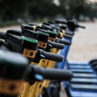 PORTO ALEGRE, RS, BRASIL - 16-07-2025: Aumento do uso de patinetes elétricos em Porto Alegre. Contudo, as operadoras desses equipamentos sofrem com atos de vandalismo. Fotos: Duda Fortes/Agencia RBS<!-- NICAID(16081793) -->
