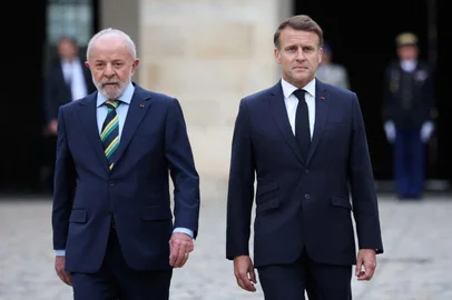 French President Emmanuel Macron (R) and Brazil's President Luiz Inacio Lula da Silva (L) review a guard of honour during an official welcoming ceremony at the Hotel des Invalides in Paris on June 5, 2025. (Photo by Sarah Meyssonnier / POOL / AFP)<!-- NICAID(16052805) -->