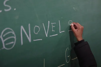 Porto Alegre, RS, Brasil – Alunos da Escola Estadual Espírito Santo durante atividade em sala de aula, parte dos esforços pedagógicos para combater os baixos índices de alfabetização. A escola reflete um cenário preocupante vivido por muitas instituições públicas brasileiras, onde crianças enfrentam dificuldades para desenvolver plenamente habilidades básicas de leitura e escrita, apesar de já estarem nos anos iniciais do ensino fundamental. O desafio mobiliza professores, gestores e famílias em busca de soluções que garantam o direito à educação de qualidade desde os primeiros anos.<!-- NICAID(16083181) -->