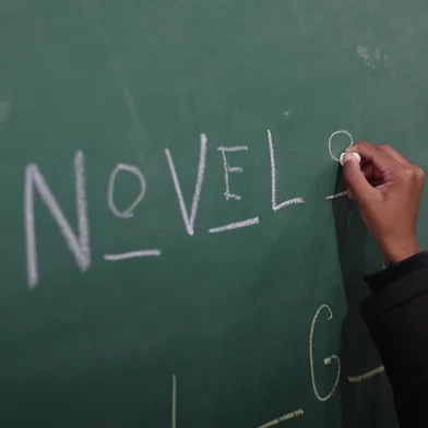 Porto Alegre, RS, Brasil – Alunos da Escola Estadual Espírito Santo durante atividade em sala de aula, parte dos esforços pedagógicos para combater os baixos índices de alfabetização. A escola reflete um cenário preocupante vivido por muitas instituições públicas brasileiras, onde crianças enfrentam dificuldades para desenvolver plenamente habilidades básicas de leitura e escrita, apesar de já estarem nos anos iniciais do ensino fundamental. O desafio mobiliza professores, gestores e famílias em busca de soluções que garantam o direito à educação de qualidade desde os primeiros anos.<!-- NICAID(16083181) -->