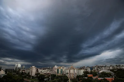 Altas temperaturas resultam em temporal e chuva forte no Estado do RS.Indexador: DF<!-- NICAID(15984576) -->