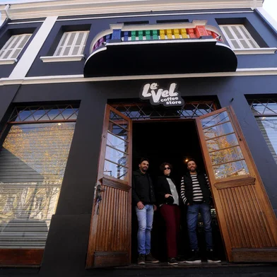 CAXIAS DO SUL, RS, BRASIL, 03/06/2020 - Com bares fechados por conta da pandemia de coronavírus, sem festas parte do largo da estação férrea, região boêmia da cidade, se encontra abandonado. NA FOTO: Elton Da Rolt, Lidia Ribeiro e João Toss são sócios-proprietários do Doca, Level e agora da Level Coffee Store. (Marcelo Casagrande/Agência RBS)<!-- NICAID(14514890) -->