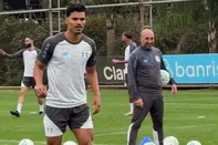 Volante Danilo Barbosa em treino do Grêmio. Ao lado, Nuno Baptista, analista de desempenho<!-- NICAID(16348063) -->
