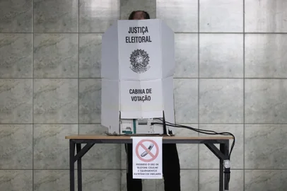 CAXIAS DO SUL, RS, BRASIL, 06/10/2024. Imagens gerais da votação em Caxias do Sul, na parte da tarde. (Bruno Todeschini/Agência RBS)Indexador: Bruno Todeschini<!-- NICAID(15884089) -->