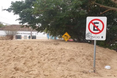 Dunas de areia, carros capotados e estação de água destruída: o rastro deixado pela cheia na ilha da Pintada<!-- NICAID(15777337) -->