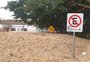 Areia vinda do Guaíba é retirada das ruas das ilhas de Porto Alegre e distribuída entre os moradores