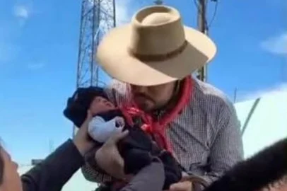 Arquivo Pessoal / Reprodução Bebê deixa maternidade a cavalo e vestindo traje típico em Lagoa Vermelha<!-- NICAID(16361129) -->