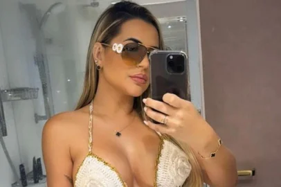 Reprodução / @dra.deolanebezerra / Instagram Deolane Bezerra está sendo investigada pela Polícia Federal após aparecer em vídeos utilizando cordão de ouro do chefe de tráfico do Complexo da Maré.<!-- NICAID(15679778) -->