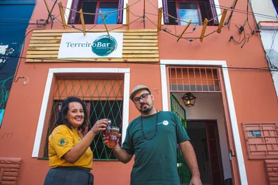 Helena Legunes e Roger Moraes, à frente do Terreiro Bar Ancestral, em Porto Alegre<!-- NICAID(15887724) -->