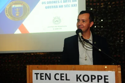 CAXIAS DO SUL, RS, BRASIL, 04/04/2024. 3 GAAe - apresentação do novo busto em homenagem a Duque de Caxias, patrono de Caxias do Sul. (Porthus Junior/Agência RBS)<!-- NICAID(15726401) -->