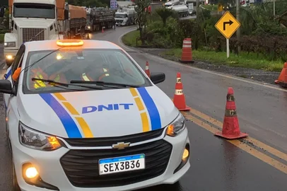 BR-470, entre Bento Gonçalves e Veranópolis, volta a ter trânsito no sistema de comboio nesta sexta-feira; saiba como estão outras rodovias da região<!-- NICAID(16063926) -->