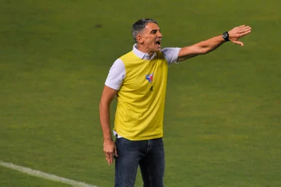 BRASILEIRO A 2021, BAHIA X FORTALEZABA - BRASILEIRO A 2021, BAHIA X FORTALEZA - ESPORTES - BRASILEIRO A 2021, BAHIA X FORTALEZA - Juan Vojvoda técnico do Fortaleza durante partida contra o Bahia no estádio Pituaçu pelo campeonato Brasileiro A 2021. 04/09/2021 - Foto: JHONY PINHO/AGIF - AGÊNCIA DE FOTOGRAFIA/AGIF - AGÊNCIA DE FOTOGRAFIA/ESTADÃO CONTEÚDOEditoria: ESPORTESLocal: SALVADORIndexador: JHONY PINHOFotógrafo: AGIF - AGÊNCIA DE FOTOGRAFIA<!-- NICAID(14892687) -->