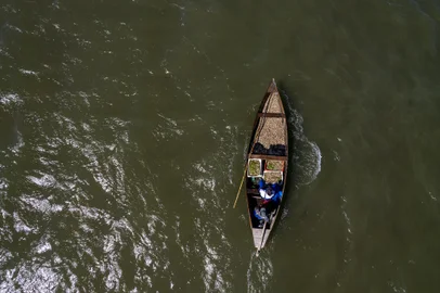 PELOTAS, RS, BRASIL - O camarão na perspectiva das mulheres, desde a pesca até o prato, passando pelo artesanato feito com redes velhas. Na imagem Márcia Pereira de Souza e sua irmã com barco carregado de camarões.<!-- NICAID(15061116) -->