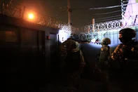 GRAVATAÍ, 20/05/2025, A Polícia Civil realiza, nesta terça-feira (20), uma operação contra uma facção criminosa suspeita de controlar um condomínio no bairro Mathias Velho, em Canoas, na Região Metropolitana. Os policiais cumprem 57 ordens judiciais, entre mandados de prisão preventiva e busca e apreensão, além do bloqueio de contas bancárias utilizadas na atividade ilícita. Foto: Ronaldo Bernardi / Agencia RBS<!-- NICAID(16041229) -->