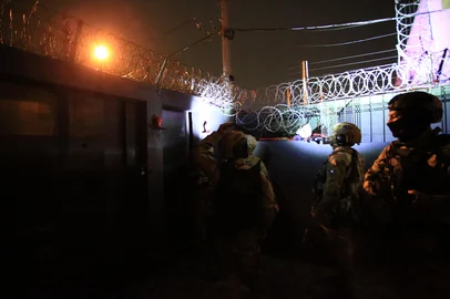 GRAVATAÍ, 20/05/2025, A Polícia Civil realiza, nesta terça-feira (20), uma operação contra uma facção criminosa suspeita de controlar um condomínio no bairro Mathias Velho, em Canoas, na Região Metropolitana. Os policiais cumprem 57 ordens judiciais, entre mandados de prisão preventiva e busca e apreensão, além do bloqueio de contas bancárias utilizadas na atividade ilícita. Foto: Ronaldo Bernardi / Agencia RBS<!-- NICAID(16041229) -->