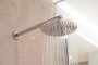 Shower turned on, overhead ceiling shower faucet head closeup.Fonte: 294893995<!-- NICAID(15485582) -->