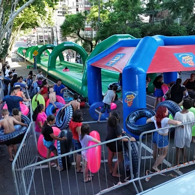 O calorão deste final de semana levou 85 mil pessoas ao Parque dos Macaquinhos, onde aconteceu neste sábado e domingo (8 e 9) o 3º Acqua Fest, numa promoção do SAMAE e da Prefeitura de Caxias.<!-- NICAID(15972515) -->