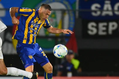 Gremio's defender #03 Wagner Leonardo and Sportivo Luqueno's defender #23 Pablo Aguilar fight for the ball during the Copa Sudamericana group stage football match between Paraguay's Sportivo Luqueno and Brazil's Gremio at the UENO Defensores del Chaco stadium in Asuncion on April 2, 2025. (Photo by DANIEL DUARTE / AFP)<!-- NICAID(16009123) -->