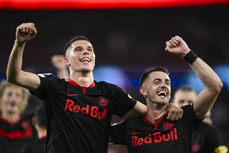Salzburg's Serbian forward #21 Petar Ratkov (L) celebrates with teammates at the end of the UEFA Champions League 1st round day 1 group D football match between SL Benfica and RB Salzburg at the Luz stadium in Lisbon on September 20, 2023. (Photo by Patricia DE MELO MOREIRA / AFP)Editoria: SPOLocal: LisbonIndexador: PATRICIA DE MELO MOREIRASecao: soccerFonte: AFPFotógrafo: STF<!-- NICAID(15738641) -->
