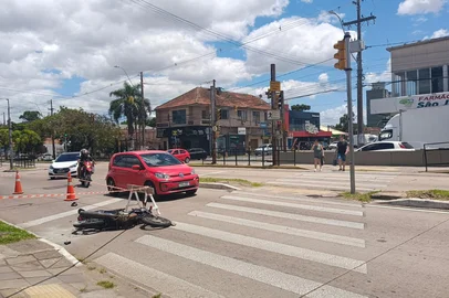 Um motociclista morreu em um colisão com um táxi na avenida Aparício Borges na manhã desta sexta-feira (23). A colisão ocorreu na esquina com a rua Pedro Boticário, por volta das 11 horas.<!-- NICAID(16210249) -->