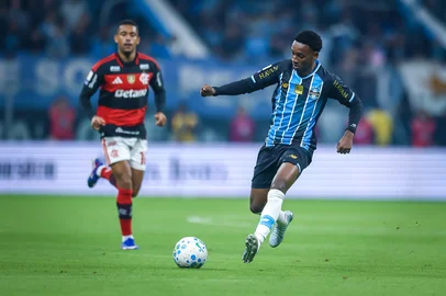 Lucas Uebel / Grêmio FBPA Gremio x FlamengoRS - FUTEBOL/CAMPEONATO BRASILEIRO 2026/GREMIO x FLAMENGO - ESPORTES - Lance da partida entre Gremio e Flamengo disputada na noite deste domingo, na Arena do Gremio, em partida valida pela Campeonato Brasileiro 2026. FOTO: LUCAS UEBEL/GREMIO FBPAEditoria: SPOLocal: Porto AlegreIndexador: Lucas UebelSecao: futebolFonte: Gremio.netFotógrafo: Gremio x Flamengo<!-- NICAID(16282453) -->