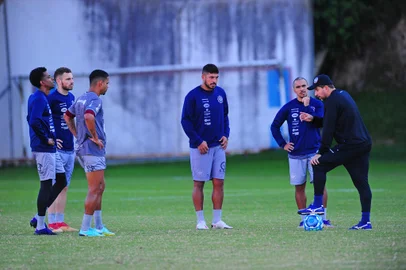 CAXIAS DO SUL, RS, BRASIL, 31/05/2023. Treino do Caxias no CT Baixada Rubra Vanderlei Bersaghi. O Caxias está disputando a série D do Campeonato Brasileiro. Na foto, técnico Tcheco (D). (Porthus Junior/Agência RBS)Indexador: Porthus Junior                  <!-- NICAID(15443851) -->