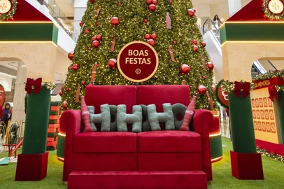 A temporada mais mágica do ano já começou no Bourbon San Pellegrino com uma proposta inédita: o shopping convida os visitantes a abrir a sua "Caixa de Memórias". O tema, que une nostalgia e experiências sensoriais, traz, além da decoração, uma completa programação cultural, que conta com atividades lúdicas, shows musicais interativos, e promoção em parceria com a Coca-Cola. O tema marca o terceiro capítulo de uma narrativa natalina que a Rede Bourbon vem construindo nos últimos anos. Em 2023, mais de 215 mil pessoas visitaram a encantadora "Vila Mágica do Papai Noel, um mundo que abriga a magia do Natal". No ano seguinte, 260 mil visitantes conheceram a "Fábrica de Brinquedos, a fonte de todos os presentes". Agora, o público "retorna" dessa jornada para abrir sua própria "Caixa de Memórias", reencontrando o espírito natalino através de lembranças afetivas e experiências compartilhadas.  <!-- NICAID(16163190) -->