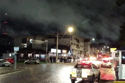Fiscais aplicam mais de 20 autuações em pontos de perturbação do sossego em Caxias do Sul. Vistoria na noite desta quinta-feira atendeu a locais onde foi identificada a aglomeração de carros e motocicletas.<!-- NICAID(16345863) -->