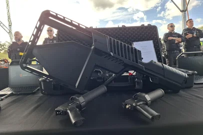 A Polícia Penal gaúcha ou a contar, nesta sexta-feira (23), com as suas primeiras armas antidrone para tentar frear a remessa de celulares, armas e outros materiais ilícitos para dentro de presídios. Os equipamentos foram apresentados no começo da tarde junto dos mais de 200 veículos e uma aeronave recém-adquiridos pelo governo do Rio Grande do Sul.<!-- NICAID(16044711) -->