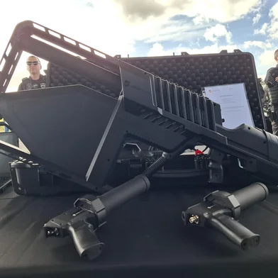 A Polícia Penal gaúcha passou a contar, nesta sexta-feira (23), com as suas primeiras armas antidrone para tentar frear a remessa de celulares, armas e outros materiais ilícitos para dentro de presídios. Os equipamentos foram apresentados no começo da tarde junto dos mais de 200 veículos e uma aeronave recém-adquiridos pelo governo do Rio Grande do Sul.<!-- NICAID(16044711) -->