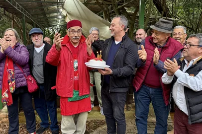 O ex-governador e um dos principais nomes da política gaúcha, Olívio Dutra, celebrou neste final de semana, em São Luiz Gonzaga, seus 84 anos, que oficialmente serão completados na próxima terça-feira, 10 de junho. O encontro reuniu familiares e amigos no “Rincão dos Oliveira Dutra”.<!-- NICAID(16055061) -->