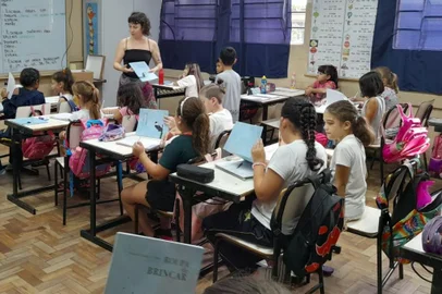 Instituto de Leitura Quindim promoverá oficinas gratuitas e encontros de autores para estudantes da rede pública de Caxias do Sul, de 24 a 29/04. No sábado haverá atividades abertas para a comunidade em geral  O 1º Festival do Leitor Quindim é a concretização do desejo de levar crianças e jovens da Serra Gaúcha para conhecerem, se integrarem e realizarem atividades na Biblioteca do Instituto de Leitura Quindim, um espaço de referência no Brasil na área da Literatura. O evento realizado de 24 a 29/04, também é uma celebração em homenagem ao mês do Livro Infantil.  <!-- NICAID(15408121) -->