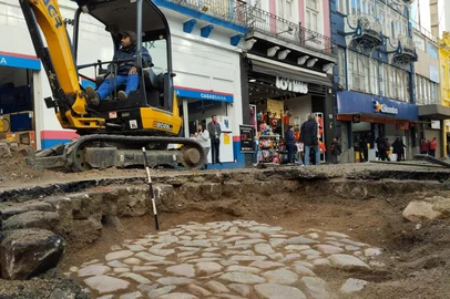 Divulgação / Prefeitura de Porto Alegre Obra no Centro de Porto Alegre revela calçamento de 100 anos e cria primeiro sítio arqueológico aberto da cidade<!-- NICAID(16241805) -->