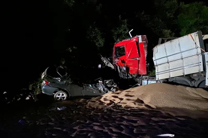 Duas pessoas morreram em um acidente envolvendo dois carros, um caminhão e duas carretas, na RS-135, em Getúlio Vargas, no norte do Estado<!-- NICAID(15664048) -->