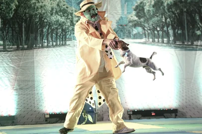 O espetáculo teatral “Meu Melhor Amigo” chega a Caxias do Sul no dia 26 de fevereiro, às 19h30, no UCS Teatro, propondo ao público uma experiência cênica inovadora e profundamente emocionante. Com entrada totalmente gratuita, a montagem integra cães adestrados ao elenco e convida a plateia a refletir sobre temas universais como luto, empatia, cuidado e reconexão com a vida.<!-- NICAID(16203317) -->