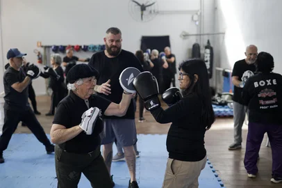 ESTEIO, RS, BRASIL, 25-09-2025: Treino de boxe gratuito para pessoas acima de 60 anos no Ginásio Municipal Edgar Piccioni, em Esteio. Foto: Mateus Bruxel/Agência RBSIndexador: MATEUS BRUXEL<!-- NICAID(16132611) -->