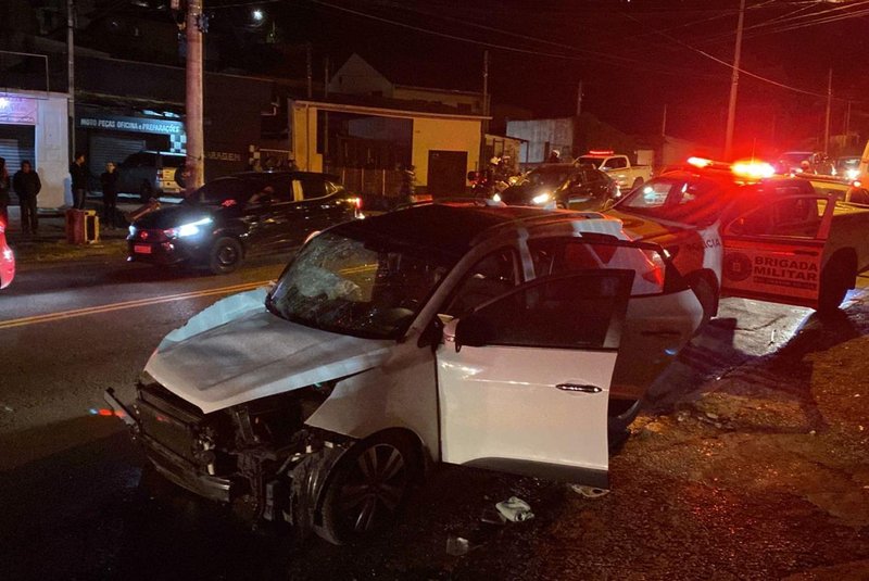 PORTO ALEGRE/ RS: Abordagem policial termina em acidente de trânsito e confronto na Avenida Oscar Pereira em Porto Alegre<!-- NICAID(15102833) -->