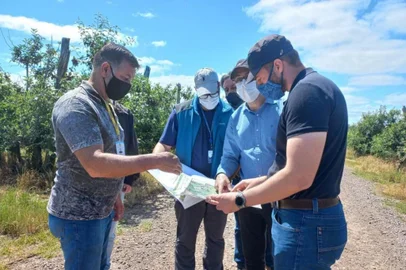 Nesta quarta-feira (8), as equipes da empresa e da área de engenharia da Secretaria de Planejamento estiveram no local onde o equipamento será erguido, verificando vários aspectos para a realização dos trabalhos. De acordo com a titular da pasta, Margarete Bender, as visitas serão frequentes à área.<!-- NICAID(14963060) -->