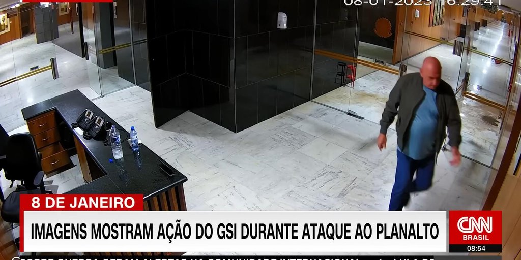 Imagens do 8 de janeiro mostram ministro do GSI indicando saída a invasores do Palácio do Planalto | GZH
