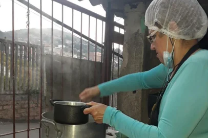 Projeto oferece alimentação e entrega doações a famílias desempregadas em Porto Alegre<!-- NICAID(14869623) -->