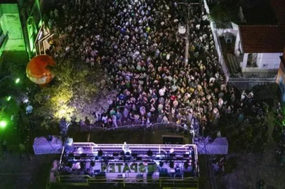 Porto Alegre, RS, Brasil, 16/03/2026: A Capital gaÃºcha entrou no clima do St. Patrickâs Day, no Ãºltimo sÃ¡bado, 14. A celebraÃ§Ã£o da tradicional data irlandesa chegou ao 4Âº Distrito com uma programaÃ§Ã£o que animou a capital gaÃºcha. Com entrada franca, o evento no 4D, tev concentraÃ§Ã£o na rua Ãlvaro Chaves, esquina com a rua VoluntÃ¡rios da PÃ¡tria. Organizada pelo hub criativo Quarto POA, a festa reuniu milhares de pessoas. A programaÃ§Ã£o musical contou com trio elÃ©trico e apresentaÃ§Ãµes do grupo de samba Volto pra Te Ver, da banda Dingo e do rock gaÃºcho da Vera Loca. A festa teve apoio da Prefeitura de Porto Alegre, por meio da Secretaria de Desenvolvimento EconÃ´mico, Turismo e Eventos (SMDETE). Foto: Quarto Poa/DivulgaÃ§Ã£o<!-- NICAID(16246136) -->